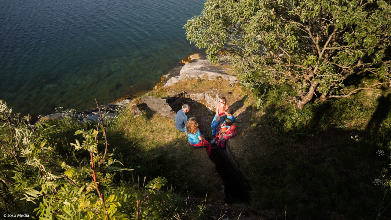 familie sitter i bunkersanlegg på Narvik-halvøya